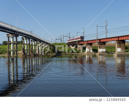大和川を渡る近鉄道明寺線の電車 123884583