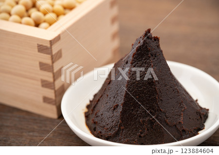 赤だし味噌のクローズアップ 赤だし味噌のクローズアップ 123884604