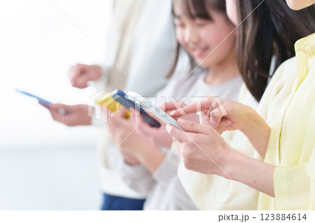 スマートフォンを使う親子の横顔 123884614
