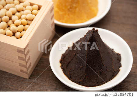 赤だし味噌のクローズアップ 赤だし味噌のクローズアップ 123884701