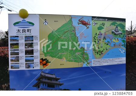 竹崎城展望台に設置された案内看板 123884703