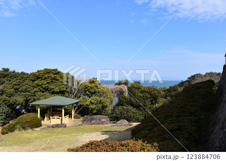 竹崎城展望台の広場にある東屋と有明海 竹崎城展望台の広場にある東屋と有明海 123884706