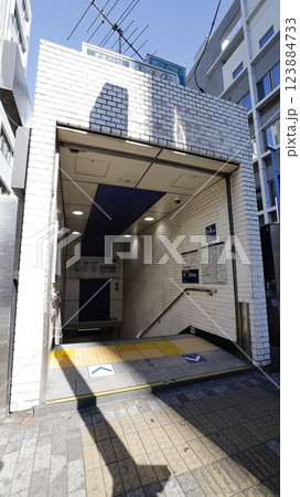 東京メトロ銀座線、半蔵門線、千代田線の表参道駅A3番出入口 東京メトロ銀座線、半蔵門線、千代田線の表参道駅A3番出入口 123884733