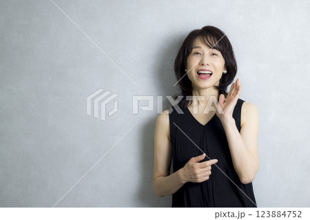 プレゼンテーションをするミドル女性 123884752