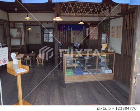 菓子店雪月の店内風景_おとふけ 菓子店雪月の店内風景_おとふけ 123884776