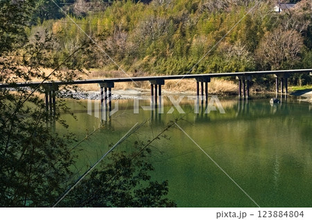 昔から変わらない風景～仁淀川と沈下橋 123884804