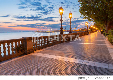 Alameda Apodaca Promenade at Sunset, Cadiz, Spain 123884837