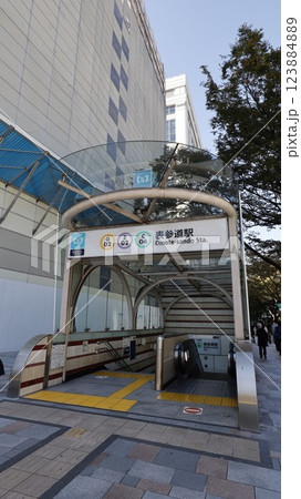 東京メトロ銀座線、半蔵門線、千代田線の表参道駅B4番出入口 東京メトロ銀座線、半蔵門線、千代田線の表参道駅B4番出入口 123884889