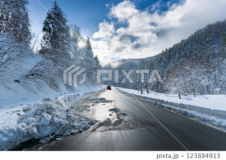 雪の山道 123884913