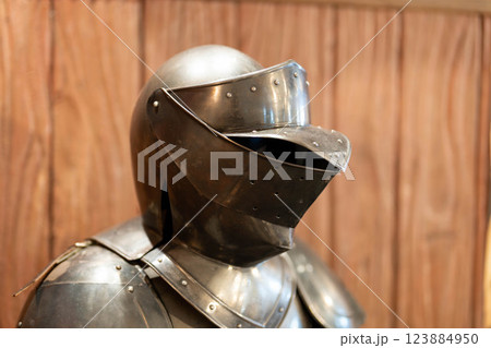 クラシカルな西洋の鎧 123884950
