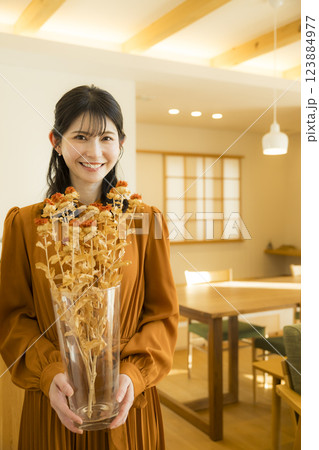 ドライフラワーを飾る女性 ドライフラワーを飾る女性 123884977
