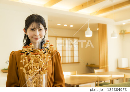 ドライフラワーを飾る女性 ドライフラワーを飾る女性 123884978