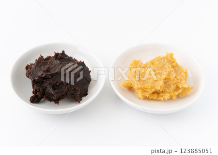 赤だし味噌と米味噌（白） 123885051