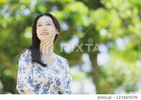 新緑の中の女性 新緑の中の女性 123885076