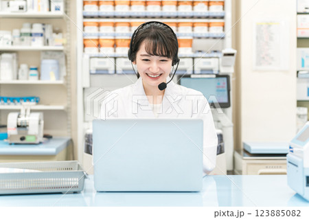 病院・薬局でパソコンを使ってオンライン服薬指導・診療する薬剤師・調剤師の女性(処方箋・医師) 病院・薬局でパソコンを使ってオンライン服薬指導・診療する薬剤師・調剤師の女性(処方箋・医師) 123885082
