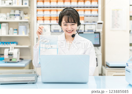 病院・薬局でパソコンを使ってオンライン服薬指導・診療する薬剤師・調剤師の女性（処方箋・医師） 123885085