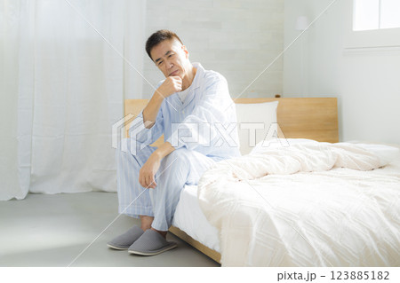 体調不良のベッドのシニア男性　 123885182