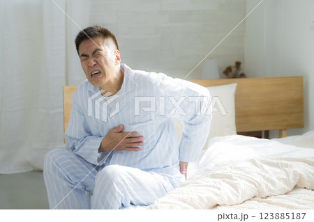 体調不良のベッドのシニア男性　 123885187