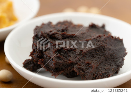 赤だし味噌のクローズアップ 赤だし味噌のクローズアップ 123885241