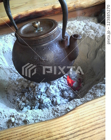 An iron kettle at "Irori" fire pit / 囲炉裏で沸かす鉄瓶，南部鉄 123885270
