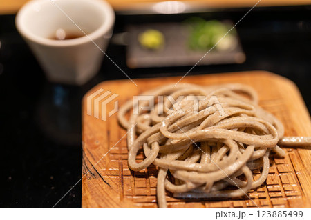 蕎麦の香りを感じる粗びき蕎麦 123885499