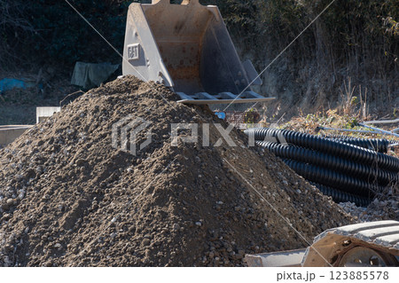 パワーショベルのバケット 123885578