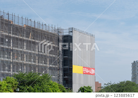 建設中マンションがモデルルーム公開中 123885617