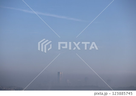 霞むランドマークタワー 霞むランドマークタワー 123885745