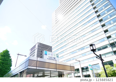 地下鉄九段下駅と周辺高層ビル 123885821