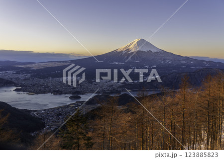 冬の新道峠から夜明けの富士山 冬の新道峠から夜明けの富士山 123885823