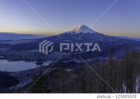 冬の新道峠から夜明けの富士山 冬の新道峠から夜明けの富士山 123885828