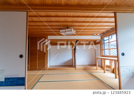 熊本県天草市　世界文化遺産登録の天草崎津集落にある旧網元岩下家よらんかなの2階和室の眺め 123885923