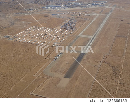 飛行機の墓場ビクタービル空港の空撮 飛行機の墓場ビクタービル空港の空撮 123886186