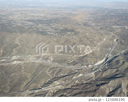 カリフォルニアの長大編成貨物列車ワンマイルトレインを空撮 123886190