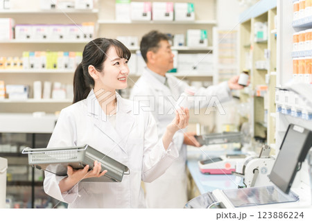 薬局・病院・ドラッグストアの調剤室で働く薬剤師(処方箋・薬・サプリメント) 薬局・病院・ドラッグストアの調剤室で働く薬剤師(処方箋・薬・サプリメント) 123886224