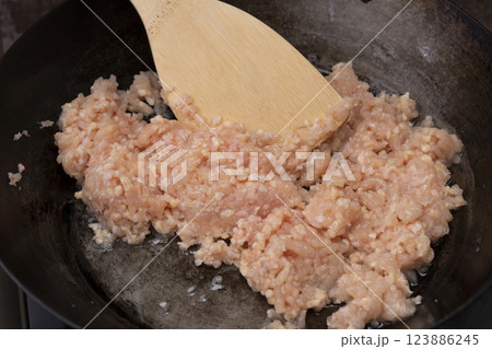 鶏そぼろを作る工程 123886245