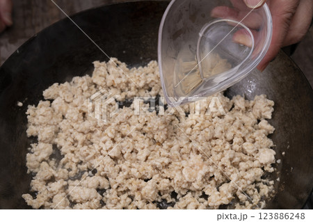 鶏そぼろを作る工程 123886248