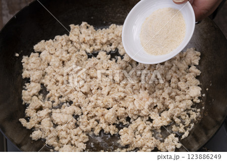 鶏そぼろを作る工程 123886249
