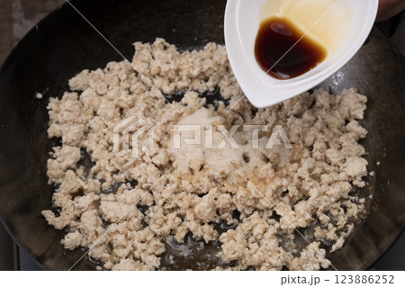 鶏そぼろを作る工程 123886252
