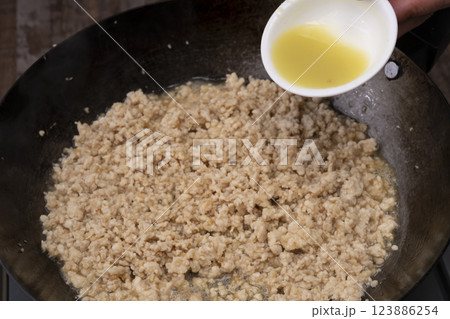 鶏そぼろを作る工程 123886254