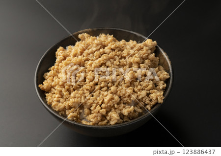 鶏そぼろをかけたご飯 123886437