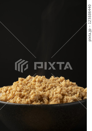 鶏そぼろをかけたご飯 123886440