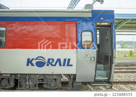 出発を待つローカル列車 出発を待つローカル列車 123886555