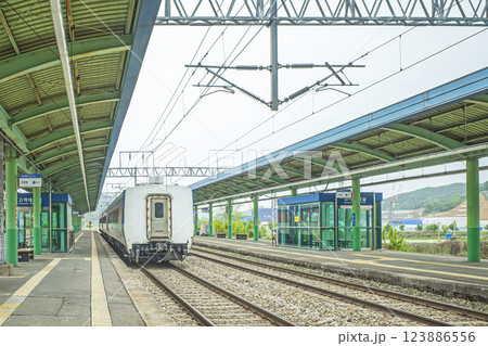 駅を出発したローカル列車 123886556