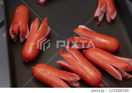 タコさんウィンナーをフライパンで炒める 123886580