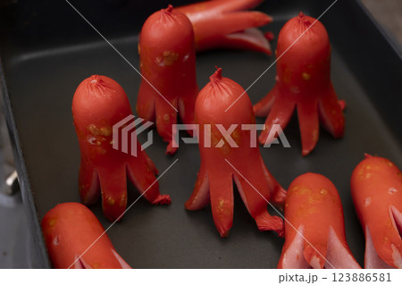 タコさんウィンナーをフライパンで炒める 123886581
