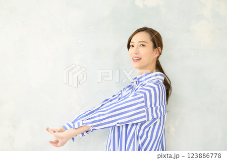 壁際に立つ女性 壁際に立つ女性 123886778