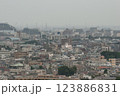 曇り空の街並み 123886831