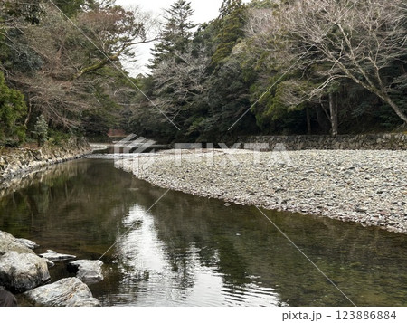 伊勢神宮横の河川の五十鈴川 伊勢神宮横の河川の五十鈴川 123886884