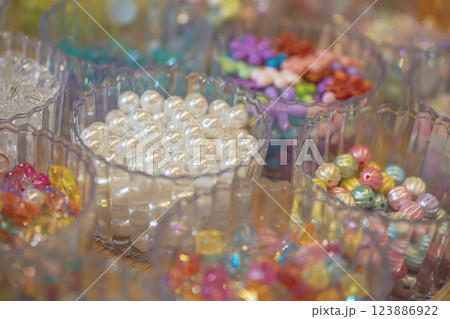 カラフルなビーズ　雑貨店の店頭販売　ファンシーショップ 123886922